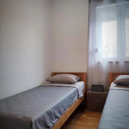 Skrline House Apartament *